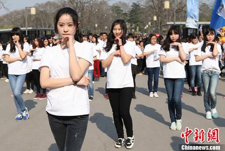 张俪一身宽松装扮去理发，出门时开心得像小女孩